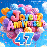 Dans un ciel bleu lumineux, un ensemble de ballons à motifs présente l'inscription Joyeux Anniversaire et le chiffre bleu 47 suspendu.