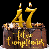 GIF de un pastel de chocolate con decoración de crema, velas doradas con el número 47 encendido, y un fondo negro elegante y cálido.