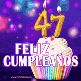 GIF animado de un cupcake decorado con confites, dos velas doradas encendidas formando el número 47, sobre un fondo púrpura brillante con destellos.