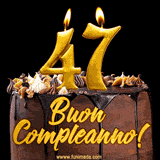GIF animato con una torta al cioccolato decorata con crema, dettagli dorati e due candele accese che formano il numero 47. Messaggio 'Buon Compleanno' in scritta elegante.