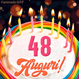 Un'animazione celebrativa di una torta di compleanno per i 48 anni, Le fiamme delle candeline tremolano e delle scintille brillano intorno, creando un'atmosfera festosa e magica.