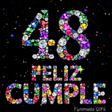 Las palabras FELIZ CUMPLE y el número 48 están construidos empleando gemas luminosas variadas sobre un fondo negro lleno de destellos estelares.