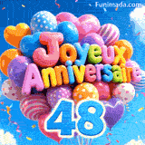 Le chiffre bleu 48 est attaché sous une grappe de ballons multicolores oscillant au vent. Les lettres ballons forment Joyeux Anniversaire.