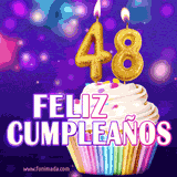 GIF animado de un cupcake decorado con confites, dos velas doradas encendidas formando el número 48, sobre un fondo púrpura brillante con destellos.