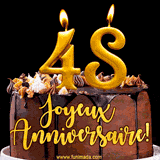 GIF animé pour un 48e anniversaire avec une élégante gâteau au chocolat, des bougies dorées formant le chiffre 48 et le texte 'Joyeux Anniversaire!' en écriture dorée.