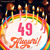 Un'animazione celebrativa di una torta di compleanno per i 49 anni, Le fiamme delle candeline tremolano e delle scintille brillano intorno, creando un'atmosfera festosa e magica.