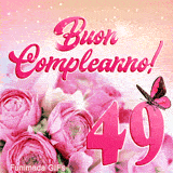 Festeggia i 49 anni con questa GIF animata: bouquet di rose, farfalla rosa brillante e scritte di buon compleanno su fondo stellato.