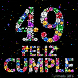 Un fondo negro con estrellas brillantes es el marco para el número 49 y el mensaje FELIZ CUMPLE, todos elaborados con piedras preciosas coloridas.
