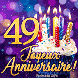 Image animée 49 ans avec le chiffre 49 en or, un gâteau de fête aux bougies colorées et un arrière-plan violet bokeh.
