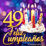 Imagen animada 49 años con el número 49 en oro, una tarta de fiesta con velas coloridas y trasfondo morado bokeh.