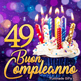 Immagine animata 49 anni con il numero 49 in oro, un dolcetto festoso con candele colorate e sfondo viola bokeh.