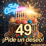 Frase de Feliz Cumpleaños brillando sobre una torta con el dígito 49. Estrellitas doradas flotan cerca de las chispas que emite la bengala.