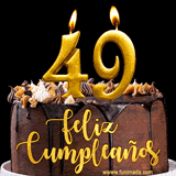GIF de un pastel de chocolate con decoración de crema, velas doradas con el número 49 encendido, y un fondo negro elegante y cálido.