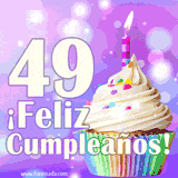 Animación de un cupcake con cobertura blanca, confites de colores, una vela encendida y el número 49 en grande sobre un fondo púrpura con luces brillantes.