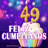 GIF animado de un cupcake decorado con confites, dos velas doradas encendidas formando el número 49, sobre un fondo púrpura brillante con destellos.
