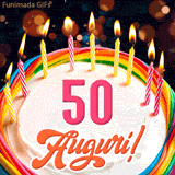 Un'animazione celebrativa di una torta di compleanno per i 50 anni, Le fiamme delle candeline tremolano e delle scintille brillano intorno, creando un'atmosfera festosa e magica.