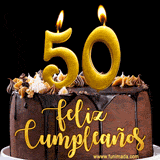 GIF de un pastel de chocolate con decoración de crema, velas doradas con el número 50 encendido, y un fondo negro elegante y cálido.