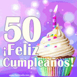 Animación de un cupcake con cobertura blanca, confites de colores, una vela encendida y el número 50 en grande sobre un fondo púrpura con luces brillantes.