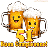 Due boccali di birra sorridenti animati, con il numero 51 e la scritta 'Buon Compleanno!' in caratteri allegri su uno sfondo bianco.