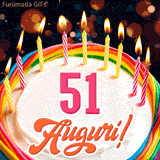 Un'animazione celebrativa di una torta di compleanno per i 51 anni, Le fiamme delle candeline tremolano e delle scintille brillano intorno, creando un'atmosfera festosa e magica.