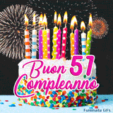 GIF buon compleanno 51 anni con torta decorata, candeline animate e scintille di luce che incorniciano la scritta rosa centrale.