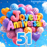 Des ballons multicolores flottent dans un ciel bleu nuageux. Le grand chiffre bleu 51 pend sous les lettres 3D formant Joyeux Anniversaire.