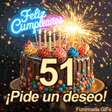 El número 51 brilla en el centro de un pastel de cumpleaños. Una bengala suelta chispas luminosas mientras estrellas doradas caen sobre el mensaje.