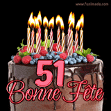 GIF animé pour un 51e anniversaire avec un somptueux gâteau au chocolat décoré de baies fraîches, des bougies allumées et le texte '51 Bonne Fête!' en rouge.
