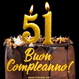GIF animato con una torta al cioccolato decorata con crema, dettagli dorati e due candele accese che formano il numero 51. Messaggio 'Buon Compleanno' in scritta elegante.