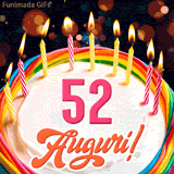Un'animazione celebrativa di una torta di compleanno per i 52 anni, Le fiamme delle candeline tremolano e delle scintille brillano intorno, creando un'atmosfera festosa e magica.