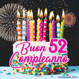 Immagine animata per i 52 anni: GIF di una torta con coriandoli colorati, glassa bianca e fuochi d'artificio su sfondo nero.