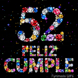 Sobre un fondo oscuro salpicado de estrellas, se encuentra el número 52 y el texto FELIZ CUMPLE estructurados con diamantes de tonos variados.