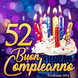 Immagine animata per il compleanno 52 presentante un dolcetto festoso con candele accese e il numero 52 dorato.