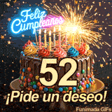 Tarta de chocolate adornada con el dígito 52 y coloridas grageas. Destellos de luz y confeti en forma de estrella acompañan la frase ¡Pide un deseo!.