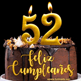 GIF de un pastel de chocolate con decoración de crema, velas doradas con el número 52 encendido, y un fondo negro elegante y cálido.