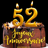 GIF animé pour un 52e anniversaire avec une élégante gâteau au chocolat, des bougies dorées formant le chiffre 52 et le texte 'Joyeux Anniversaire!' en écriture dorée.