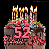 GIF animé pour un 52e anniversaire avec un somptueux gâteau au chocolat décoré de baies fraîches, des bougies allumées et le texte '52 Bonne Fête!' en rouge.