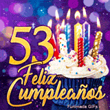 Tarjeta virtual 53 años: un cupcake con velas iluminadas y el número 53 de oro sobre un trasfondo lila mágico.