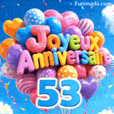 Le grand chiffre bleu 53 est suspendu sous un groupe de ballons festifs en mouvement. Les lettres 3D forment Joyeux Anniversaire dans le ciel bleu.