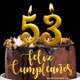 GIF de un pastel de chocolate con decoración de crema, velas doradas con el número 53 encendido, y un fondo negro elegante y cálido.