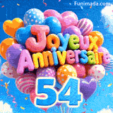 Dérivant dans le ciel lumineux, des ballons à motifs épellent Joyeux Anniversaire avec le grand chiffre bleu 54 attaché à la base.