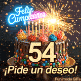 La cifra 54 resalta sobre un delicioso postre cubierto de dulces. Una bengala encendida emite luz brillante bajo una lluvia de estrellas doradas.