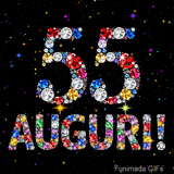 Il numero 55 e l'espressione Auguri disegnati da pietre preziose scintillanti su uno sfondo nero con piccole stelle luminose.