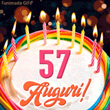 Un'animazione celebrativa di una torta di compleanno per i 57 anni, Le fiamme delle candeline tremolano e delle scintille brillano intorno, creando un'atmosfera festosa e magica.
