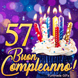 GIF di compleanno 57 anni rappresentante un cupcake magico con candeline colorate e il numero 57 dorato su sfondo viola.