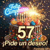 El número 57 destaca en este bizcocho bañado en chocolate. Una bengala arde intensamente rodeada de estrellas cayendo y luces festivas.