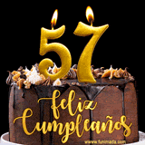 GIF de un pastel de chocolate con decoración de crema, velas doradas con el número 57 encendido, y un fondo negro elegante y cálido.