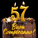 GIF animato con una torta al cioccolato decorata con crema, dettagli dorati e due candele accese che formano il numero 57. Messaggio 'Buon Compleanno' in scritta elegante.
