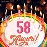 Un'animazione celebrativa di una torta di compleanno per i 58 anni, Le fiamme delle candeline tremolano e delle scintille brillano intorno, creando un'atmosfera festosa e magica.