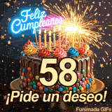 Tarta de celebración mostrando la cifra 58 entre dulces. Las chispas de una bengala y estrellas doradas decoran el mensaje ¡Pide un deseo!.